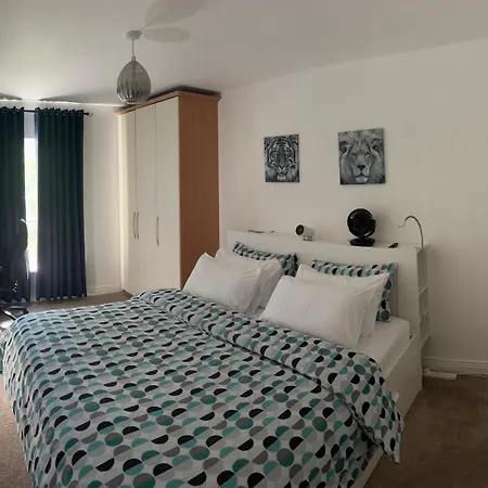 Spacious En-suite